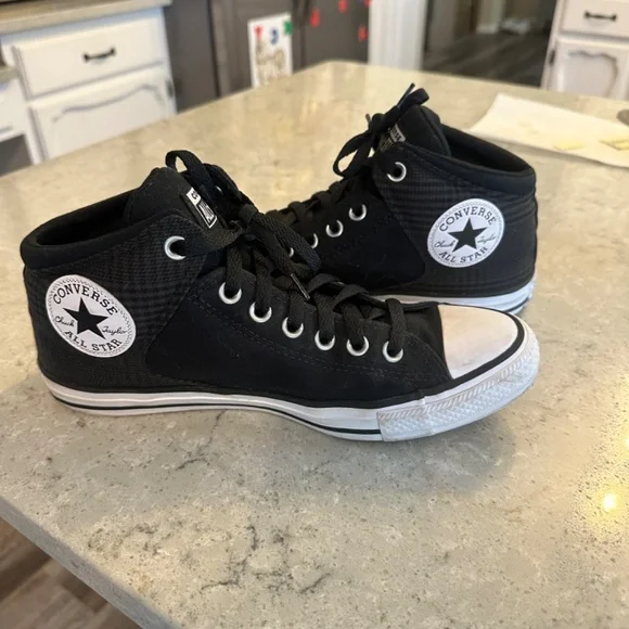 Converse All Star Sneakers (size 8 men) - Picture 4 of 5